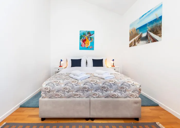 Bellevue - Two Bedroom Apartment With Terrace And Private Garage
