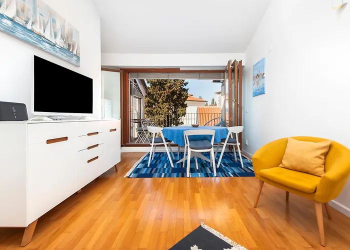 Bellevue - Two Bedroom Apartment With Terrace And Private Garage