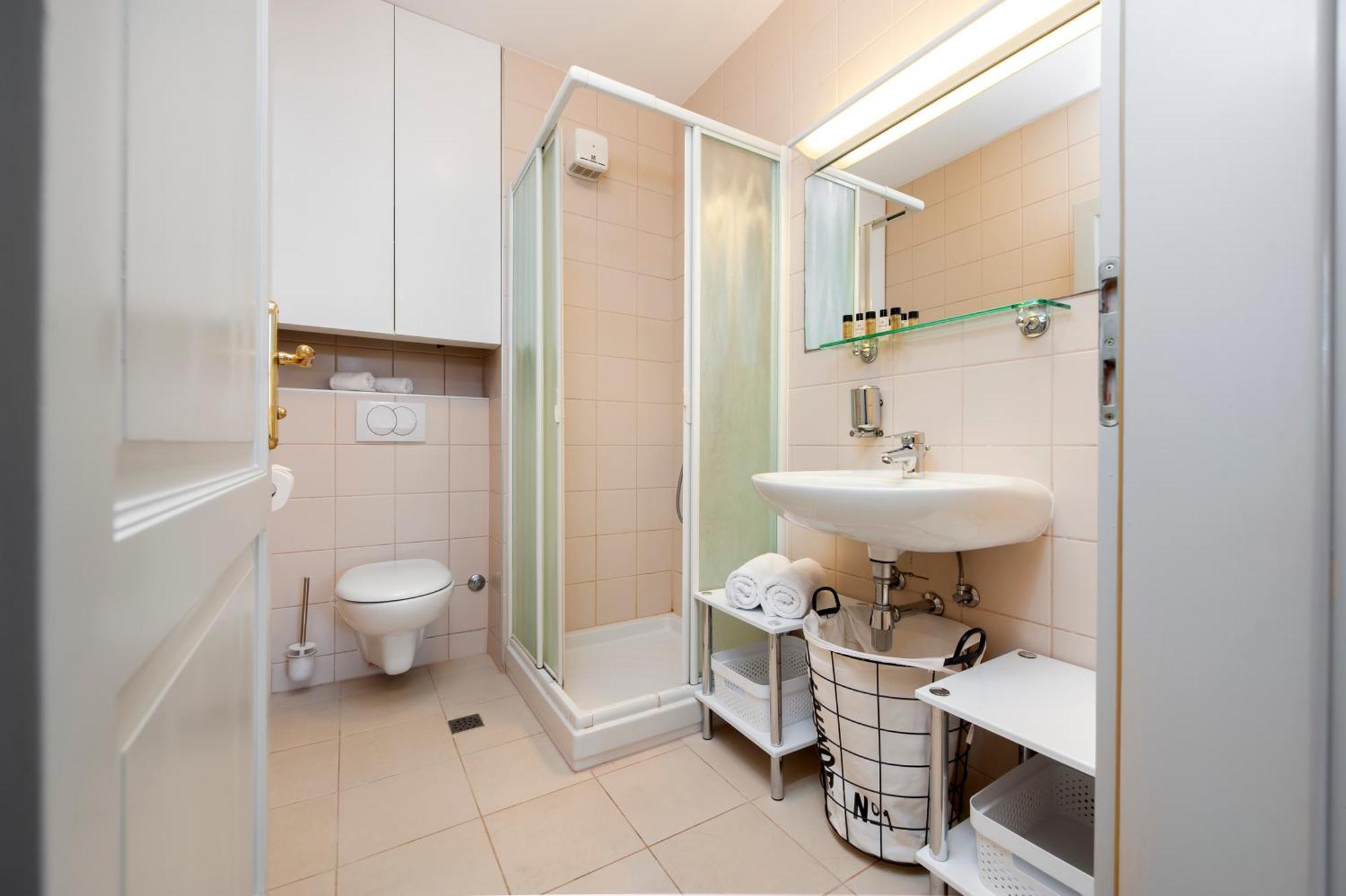 Bellevue - Two Bedroom With Terrace And Private Garage Apartment
