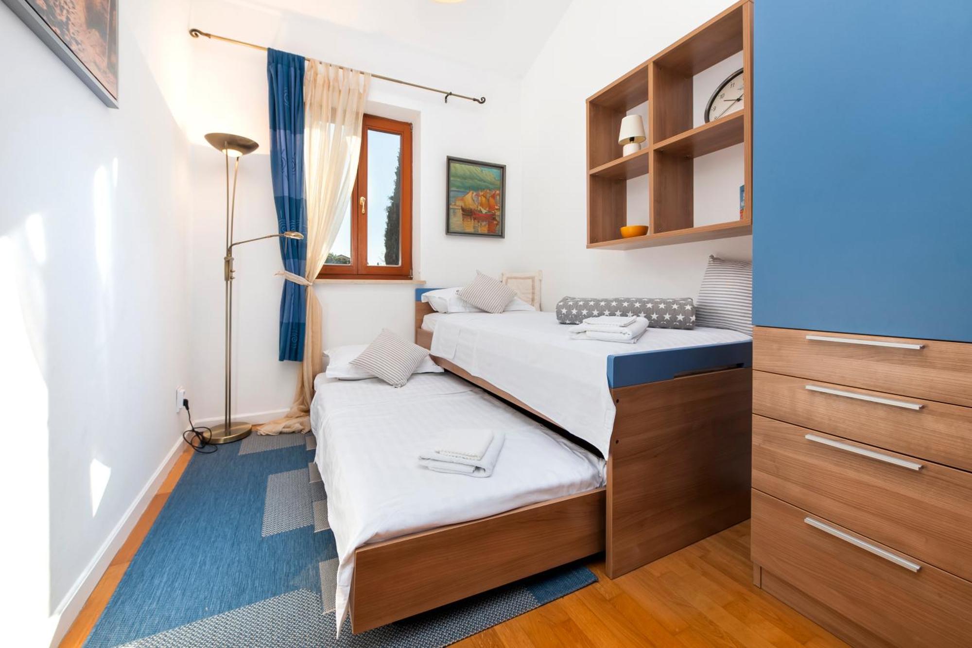 Bellevue - Two Bedroom With Terrace And Private Garage Apartment *